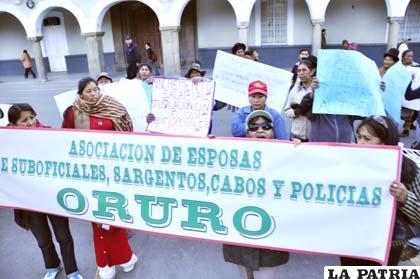 La Asociación de esposas de suboficiales, sargentos, cabos y policías de Oruro iniciaron la medida de presión