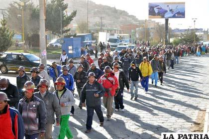 Mineros cooperativistas marchan en la ciudad de Oruro