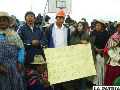 Pobladores que pedían la liberación de su tractor después de los enfrentamientos con Potosí 