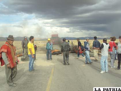 Bloqueo de caminos protagonizado por comunarios de Ventilla Pongo ante falta de solución al conflicto limítrofe-agrario