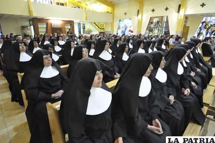 Hermanas de la Congregación en la misa celebran el centenario del Hogar “La Sagrada Familia”