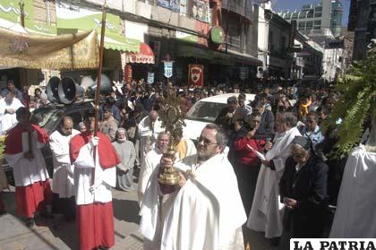 Fieles católicos con fe y devoción asisten a procesión