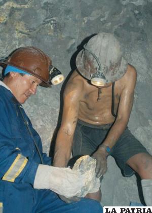 Los  mineros socaban la tierra en busca de la preciada riqueza