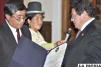 Héctor Helí entrega la plaqueta con el nombramiento oficial del Carnaval de Oruro como Patrimonio de la CAN 