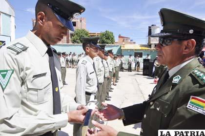 Entrega del sable al alumno Mayor, José Ledezma por el subcomandante de la Policía, coronel Grover Mercado