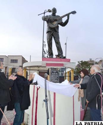 Municipio descubrió monumento a Raúl Shaw, integrante de Los Panchos