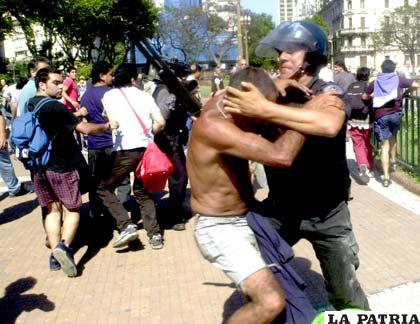 Enfrentamiento entre saqueadores y policías en Argentina