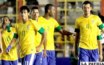 Neymar junto a sus compañeros de su selección