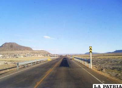 Gobernación espera concluir el 2013 camino del Circuito del Lago Poopó, un proyecto iniciado en la ex Prefectura