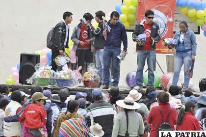 Niños de las zonas periféricas de Oruro recibieron regalos de estudiantes de Ingeniería