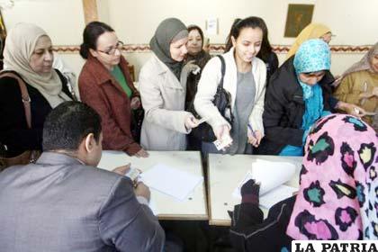 Denuncian irregularidades en la segunda ronda del referéndum de la Constitución egipcia