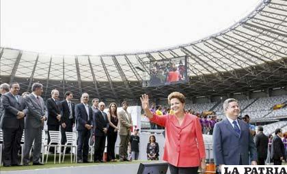 Rousseff, presidenta de Brasil, en la inauguración del estadio