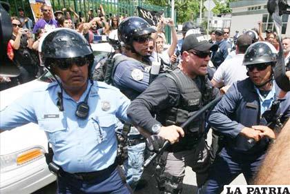 Agentes de la Policía de Puerto Rico intervienen durante una protesta universitaria. EFE/Archivo