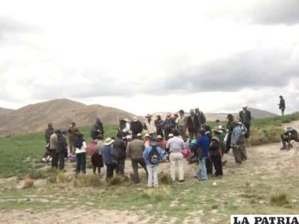 Los comunarios de Sora reunidos, cortaron el agua a la población de Machacamarca /Archivo