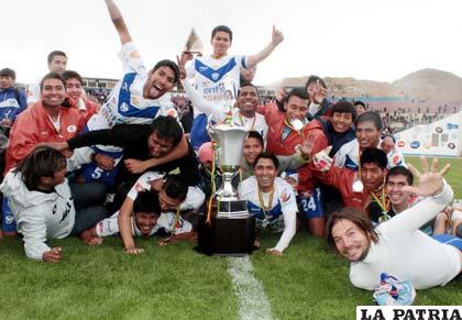 Jugadores de San José celebran el subcampeonato 