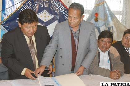 Florencio España entregó el club San José el 14 de diciembre de 2010 a Walter Mamani