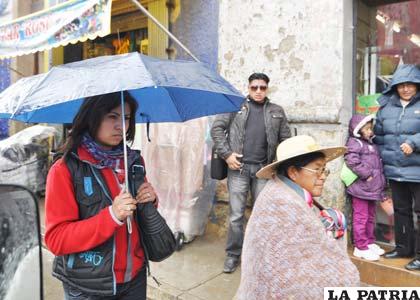 Se recomienda portar paraguas por el cambiante tiempo que se presenta en Oruro