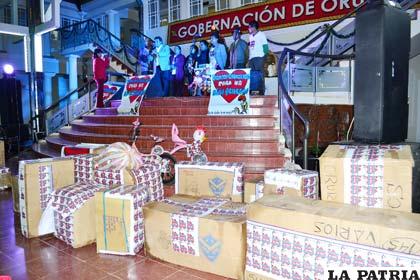 Los niños de los municipios orureños recibirán este jueves un regalo de parte de la Gobernación