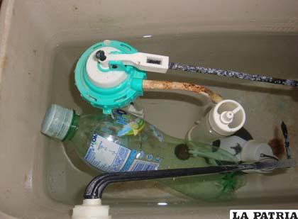 Una forma de evitar el desperdicio es introduciendo en el tanque, sin obstruir el sistema de funcionamiento, una botella plástica