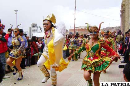 Residentes orureños en Santa Cruz, se preparan para apreciar el Carnaval de Oruro