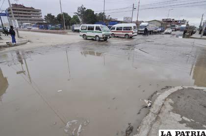 Vecinos molestos por inundación en la calle Quintana