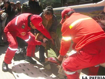 Los restos mortales de la niña son colocados en una camilla