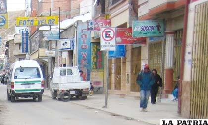 Los vehículos que estacionen en lugares prohibidos, serán retirados por una grúa
