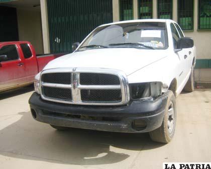 La camioneta blanca marca Dodge Ram con placa de control 2973-XSB fue recuperada el 25 de diciembre de este año. El vehículo estaba abandonado en la ciudad de Oruro