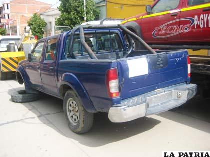 La camioneta azul Nissan Frontier, sin placas, fue hallada en la zona Sur de la ciudad por falsificación indebida. El operativo se realizó el 25 de diciembre de 2012
