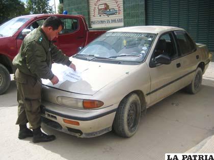 El automóvil beige marca Isuzu Sedan con placa de control 209-URL, fue cuestionado por el personal de Diprove porque no tienen ninguna documentación que acredite el derecho propietario. Fue reportado como abandonado el 22 de diciembre de 2012