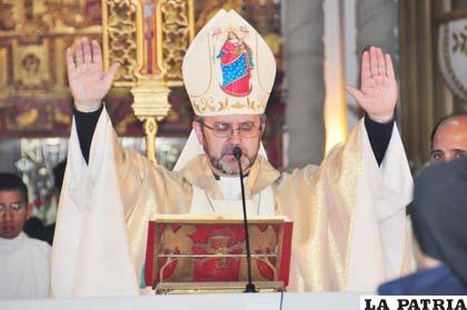 Monseñor Cristóbal Bialasik pide rechazar el aborto