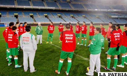 La selección nacional ayer hizo el reconocimiento del estadio Anoeta (foto: APG)