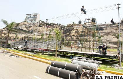 Los trabajos son incansables para el armado del palco oficial en Lima