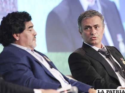 Maradona y Mourinho durante la conferencia