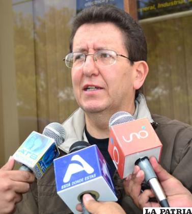 El exgerente de Elfeosa, Ramiro Dulón en declaraciones a la prensa