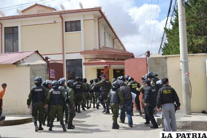 Los efectivos policiales ingresan a instalaciones de Elfeosa
