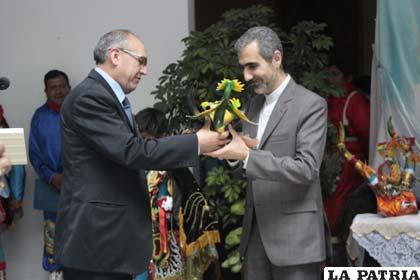 El embajador de Irán en Bolivia, Alireza Ghezili, recibe un recuerdo de la Urus