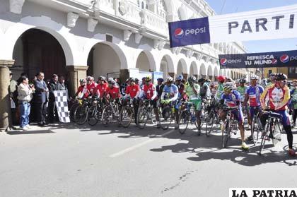 Una buena cantidad de ciclistas participaron en la Vuelta a Oruro 