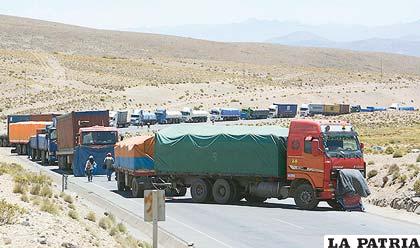 Camiones bolivianos detenidos por bloqueo en Chile