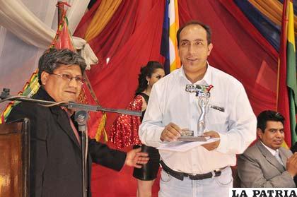 Marcelo Miralles recibe el galardón como empresa ganadora del pabellón B