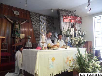 Padre Florencio Tórrez (d) junto a Monseñor Cristóbal Bialasik