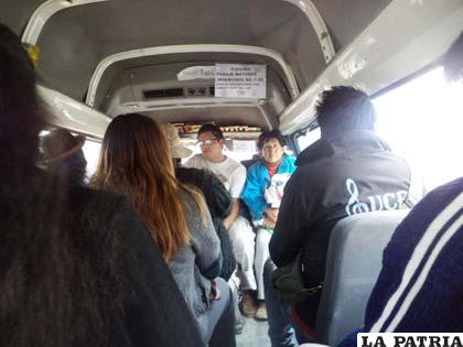 Usuarios pagan distintas tarifas en minibús, aunque letreros continúan en los vehículos