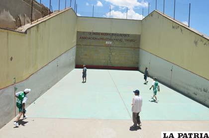 Los partidos del torneo oficial se disputan en el frontón de la avenida Sargento Flores