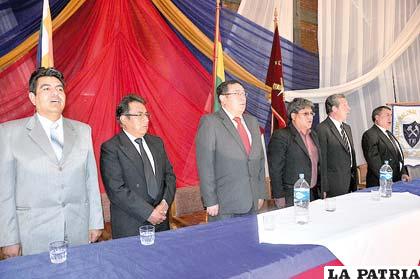Autoridades y organizadores de Expoteco 2013, en el acto de clausura