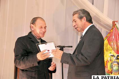 Antonio Salas Casado (izq.), precursor de Expoteco, recibe el reconocimiento de manos de Fernando Pol