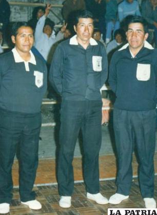 Soliz (centro), junto a otros dos destacados árbitros orureños de fútbol de salón