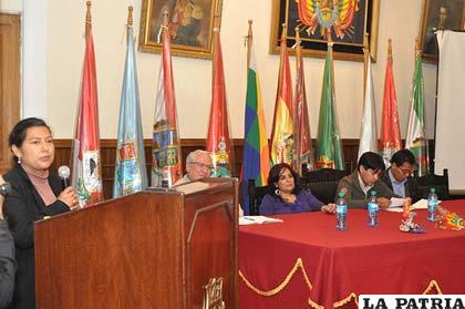 Autoridades departamentales y responsables de la delegación salvadoreña