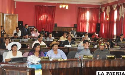 Asambleístas en una de las sesiones para la aprobación del Estatuto Autonómico de Oruro