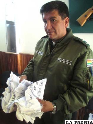 El director de Tránsito, teniente coronel Orlando Ponce, muestra los letreros decomisados