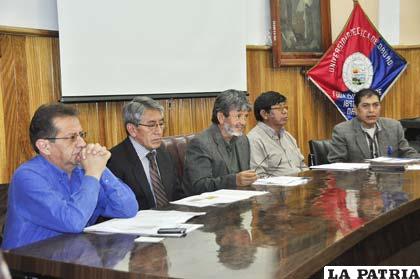 Las autoridades que se reunieron para presentar el proyecto de la quinua